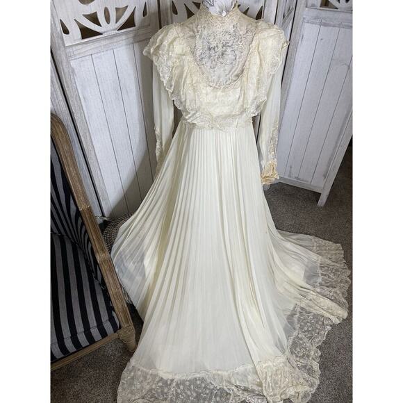 Vintage 1970s Bridal Ivory Cottagecore Wedding Dress Ruffle...